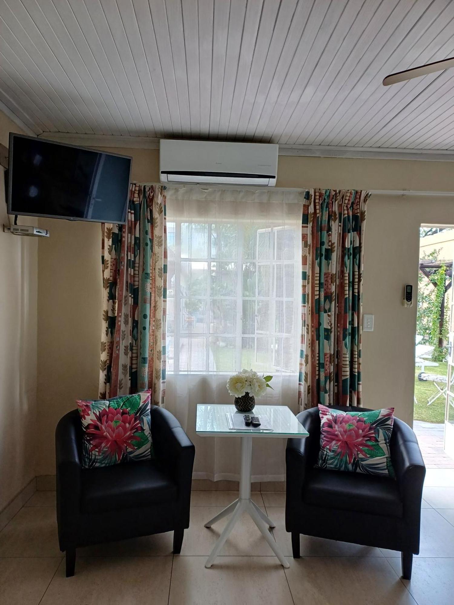 Capbon Guesthouse Windhoek Ngoại thất bức ảnh